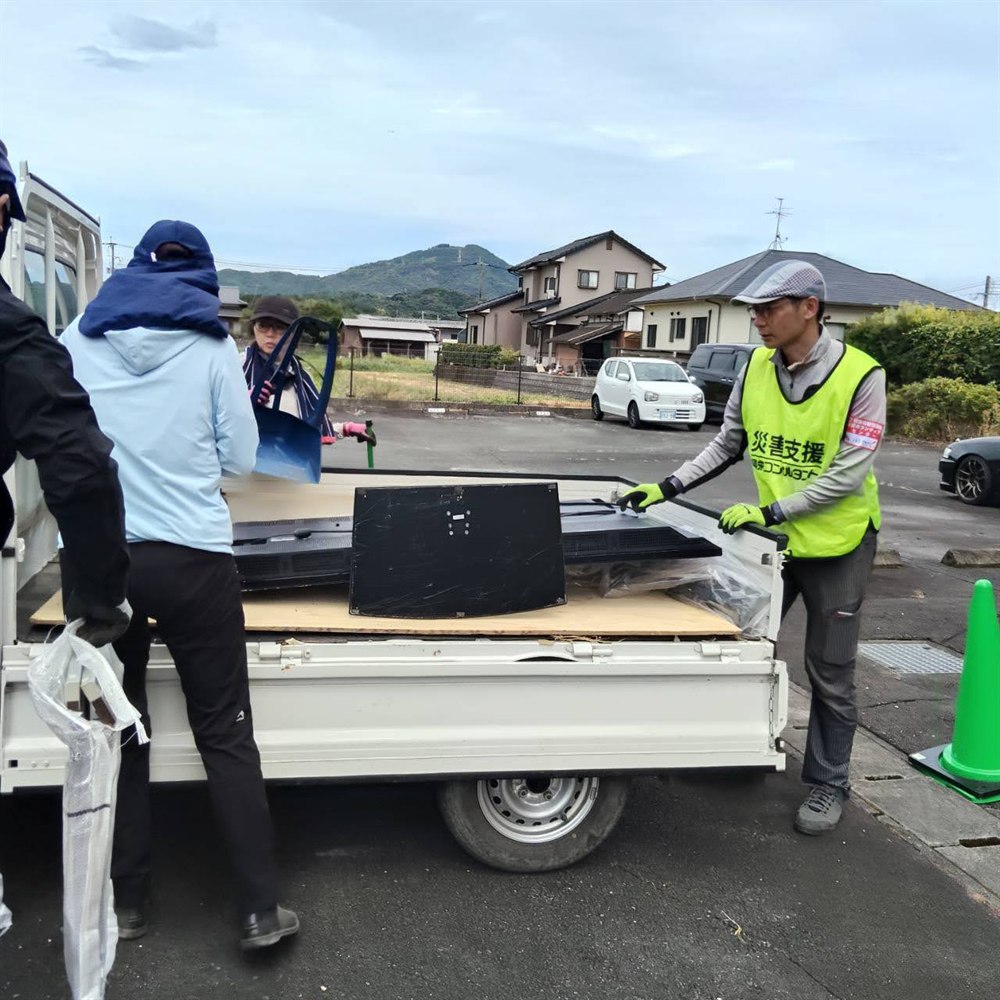 宇城市豊野地区での災害ごみの搬出作業（災害支援ベストを着た当社社員）